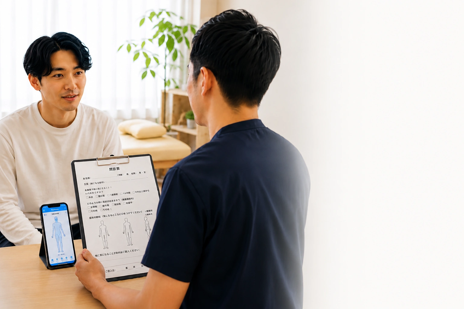 患者さんの訴えを聞きながら確認視点を整理する場面
