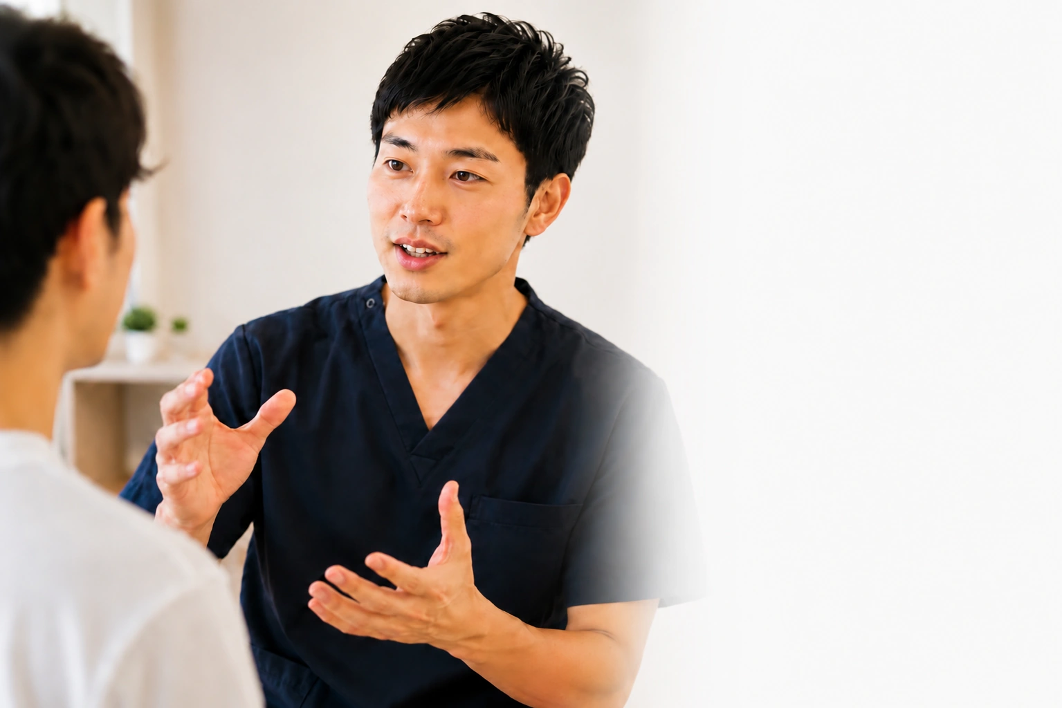 施術者が患者さんへ考えた道筋を説明する場面